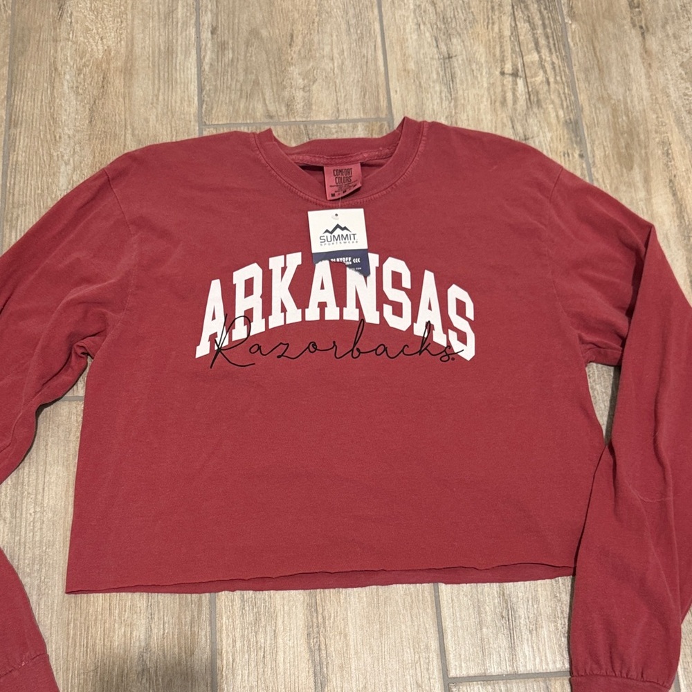 ARKANSAS RAZORBACKS WOMENS SCRIPT CROP TEE comfort colors
